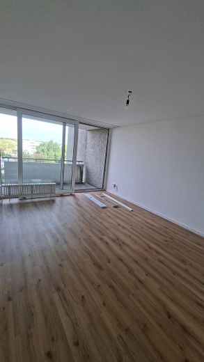 Teilsanierte 2-Zimmer Wohnung in guter Lage – Wohnzimmer