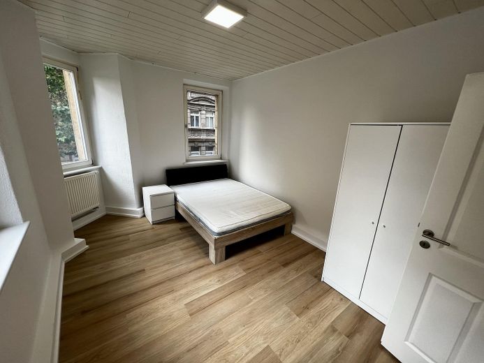 Stilvolle 2-Zimmer-Altbauwohnung – frisch renoviert mit moderner EBK; WG Geeignet – 13qm Zimmer