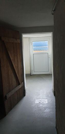 ohne Prov.: 3-Raum-Wohnung, große Küche, Bad mit Fenster, Wanne+Dusche, schön saniert+renoviert – Keller