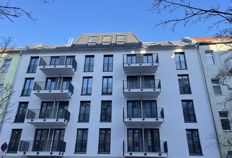 Moderne Neubauwohnung mit Loggia & Einbauküche – Foto 2