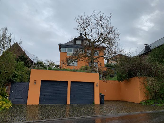 Doppelgarage mit Haus