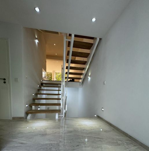 Modernes, großzügiges Einfamilienhaus mit Einliegerwohnung und Garage am Waldrand – Treppenhaus