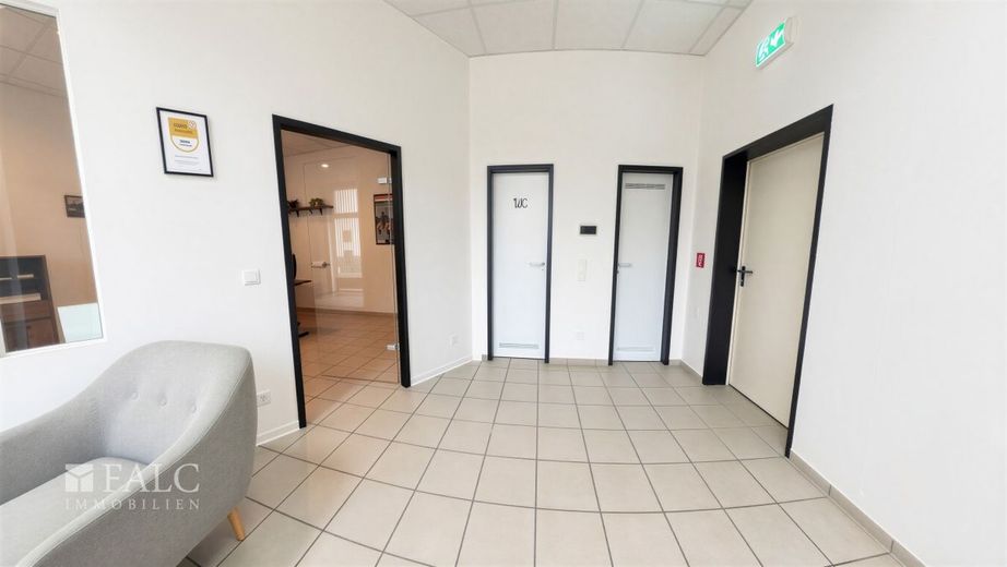 Vermietetes Büroobjekt in 1A‑Lage - sichere Kapitalanlage im Zentrum von Marl – Eingangsbereich - (KI generiert)