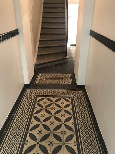 Vivir con estilo en el corazón del Barrio Belga: encanto de edificio antiguo y alegría de vivir – Hausflur