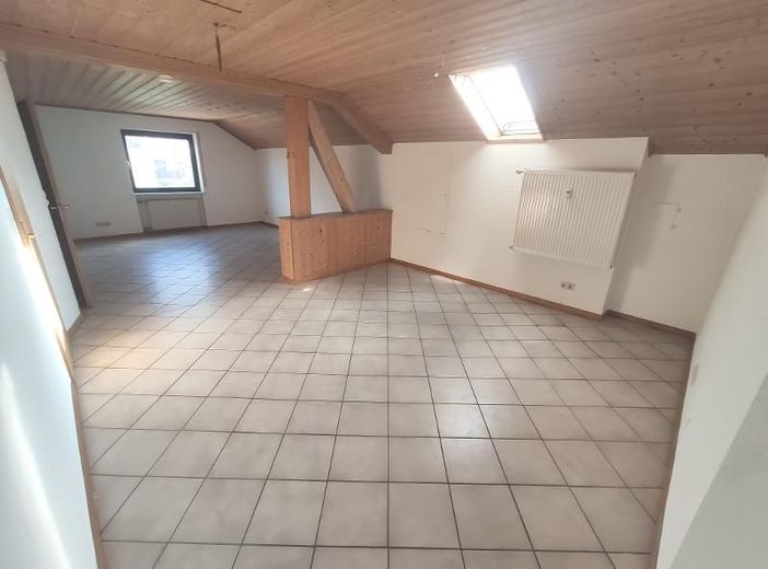 3 Zi. DG Wohnung mit Küche, Gartenmitbenutzung und Stellplatz – Wohn- /Esszimmer Bild 5