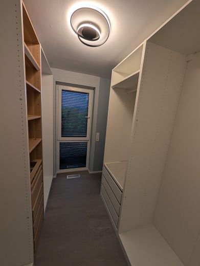 Neubau Einfamilienhaus (teilmöbiliert|KFW 40) mit Doppelgarage und großer Terrasse – Ankleide 1 mit 4,25m Schrank
