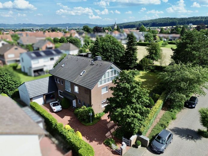 Grüne Oase mitten in Preußisch Oldendorf - Familienhaus mit viel Raum und Charme – Außenansicht