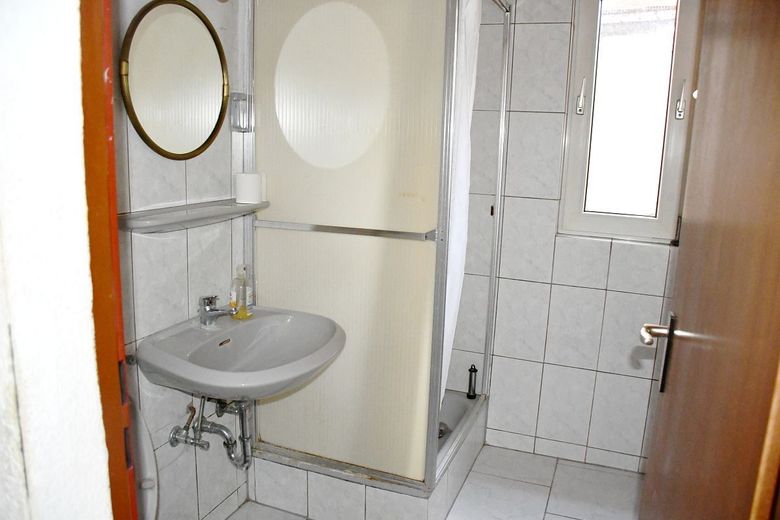 Viel Platz für das Leben - freistehendes Einfamilienhaus mit Einliegerwohnung in Waldrandnähe von Darmstadt-Eberstadt – Tageslichtbad Untergeschoss