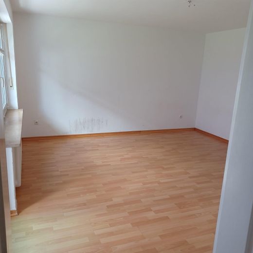 Barrierearme 1-Zimmer-Wohnung in zentraler, ruhiger Lage von Aßling – Wohnzimmer