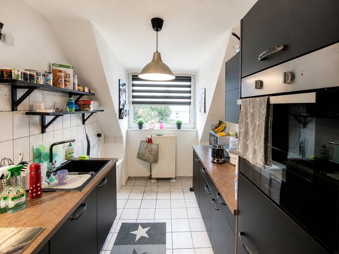 Helle 4-Zimmer Wohnung mit Einbauküche in zentraler Lage – Küche