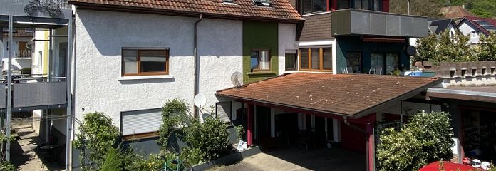 Vorderansicht mit Balkon