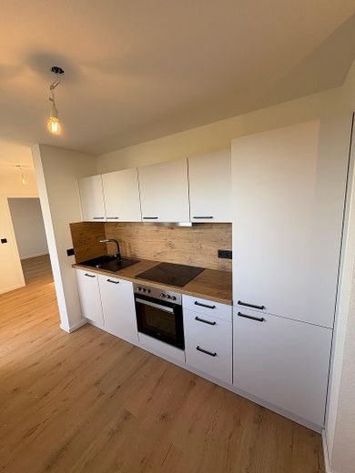Première occupation après rénovation complète : appartement lumineux de 3,5 pièces avec 2 balcons, cuisine équipée et garage en sous-sol – Küche
