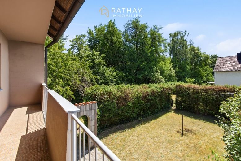 Reiheneckhaus mit 798 qm Grundstück: Sanierungschance im Regensburger Norden – Balkon