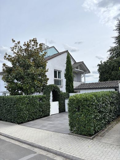 Helles, freistehendes Einfamilienhaus mit großem Garten in Bad Nauheim – Nieder-Mörlen – Westseite
