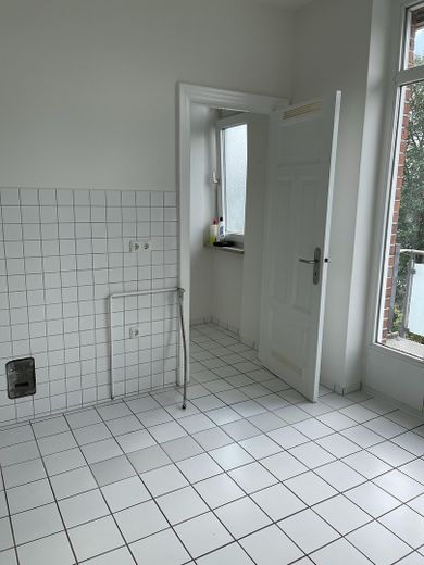 Küche mit Vorratskammer