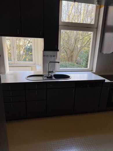 Küche mit Blick in den Garten