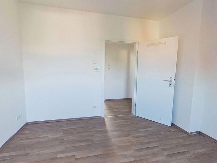 Bellissimo appartamento di 2 locali con ampia cucina e bagno con vasca – Ansicht II: Wohnzimmer