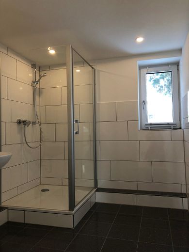Exklusive Dachgeschosswohnung mit 2 Zimmern sowie Loggia in bevorzugter Lage von Plön – Badezimmer