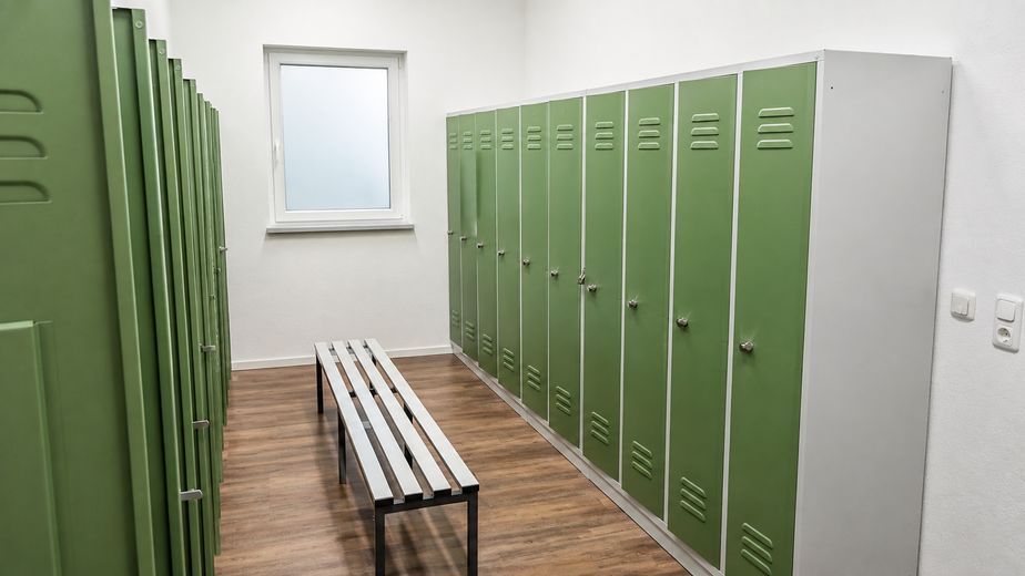 Eigenständige, hochwertige Gewerbeeinheit mit Halle, Büros & Galerie – direkt an der B12 – 17_Halle_OG_Umkleide