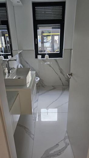 Luxuriöses Wohnen mit maximaler Flexibilität: Neubau-Juwel mit separater Einliegerwohnung – Badezimmer Begehbarer Dusche