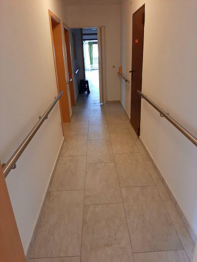 2x 1 Zi-Appartement & 3-Zi DG Wohnung mit Panoramablick, Balkon u. Küchenzeile u. 2 Duschbädern – DG Gang