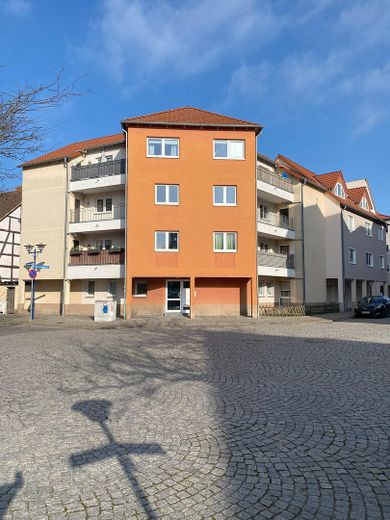 Großzügige 3-Raum Wohnung in Elbnähe – Vorderansicht Haus