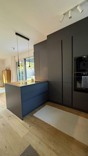 Modernes Endhaus am Brabandkanal mit großem Garten, Dachterrasse und Wellnessbereich – Designküche mit Kochinsel