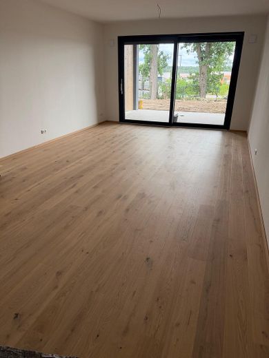 Sofort einziehen: Exklusive Neubauwohnung am Steinberger See mit Terrasse – Wohn-Schlafbereich