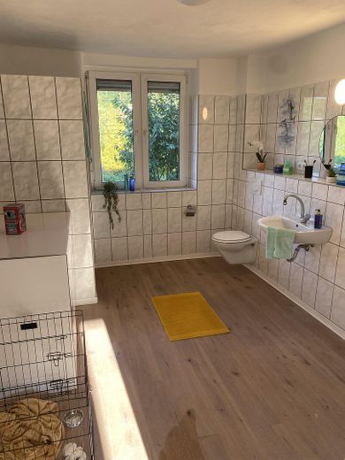 Investimento immobiliare da ristrutturare, bifamiliare di 5 locali, affitto a studenti – Duschbad mit Fenster EG