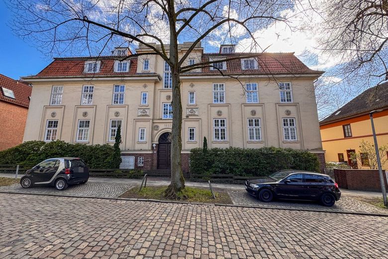 Kapitalanlage mit historischem Charme: 2 Zimmer Maisonett mit Tiefgarage und Balkon in Vegesack – Haus Front