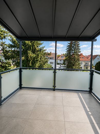 Almenhof · prima occupazione 2026 · appartamento di 3 locali all'ultimo piano con soleggiato balcone SW · KFW 55EE – Balkon - Visualisierung