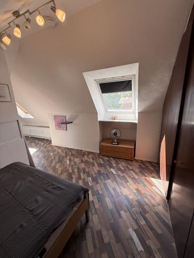 Luminoso appartamento completamente arredato di 1,5 locali a Stoccarda Est – Schlafzimmer