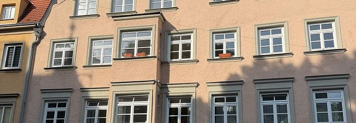 LEERSTEHENDE & Sanierungsbedürftige Wohnung mit Potenzial in Augsburger Top-Lage – Hausansicht vorne