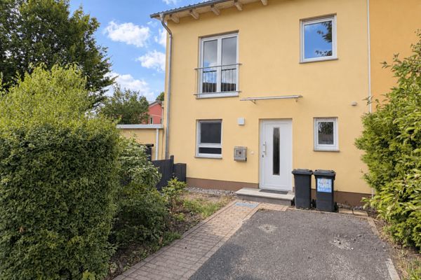 Uwaga rodziny: dom szeregowy o powierzchni mieszkalnej 117m² z ogrodem w spokojnej osadzie blisko miasta!