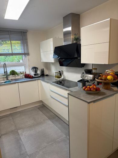 Hochwertige Doppelhaushälfte in Feldrandlage mit Südterrasse und Garten in Nieder-Olm – Küche