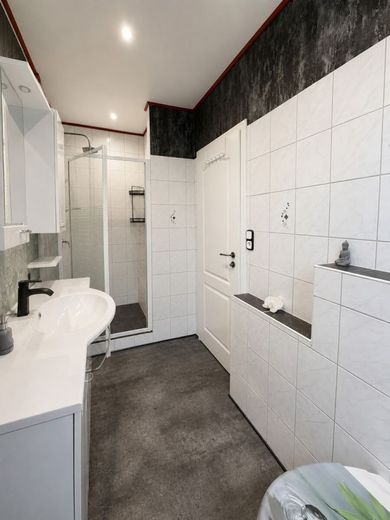 Großzügiges Zweifamilienhaus mit Einliegerwohnung und neuer Heizung – Badezimmer EG