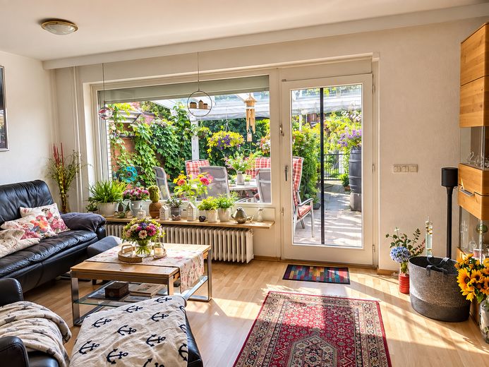 Reinbek'te bahçeli, garajlı ve bölgesel ısıtmalı sıra ev – 4 oda + dönüştürülmüş çatı katı – Wohnzimmer, Zugang z. Garten