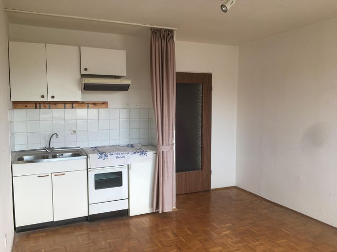 Küchenzeile & Tür zum Vorraum