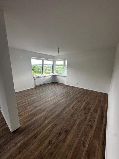 Familienglück in Alfeld: 3-Zimmer, Balkon, Erstbezug nach Sanierung. Provisionsfrei & KfW-gefördert! – Großes Wohnzimmer