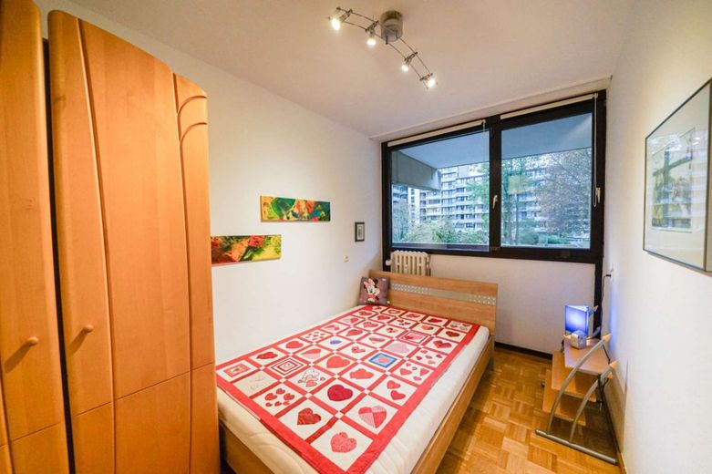 Außergewöhnlich und stilvoll! 4-Zimmer-Wohnung mit 2 Balkonen und Tiefgarage in Köln-Weiden – Bild 17