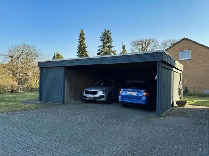 Celle – Groß Hehlen: Casa bifamiliare affittata su un ampio terreno – Foto 1
