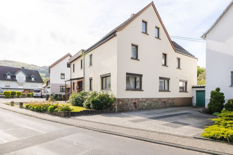 Großes Wohnhaus mit Garage, Garten und Zugang zum Fockenbach: Viel Raum für Ideen in Niederbreitbach – Blick auf das Wohnhaus