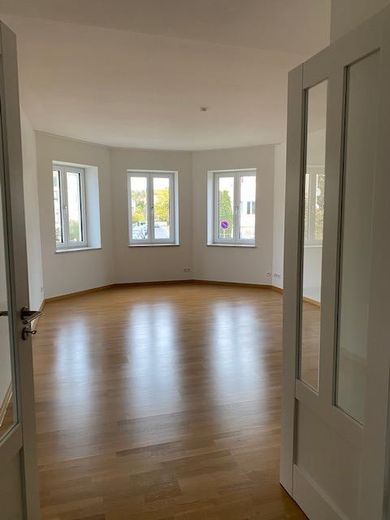 Ekskluzywne mieszkanie na ostatnim piętrze z 4 pokojami i dużym balkonem – Wohnzimmer
