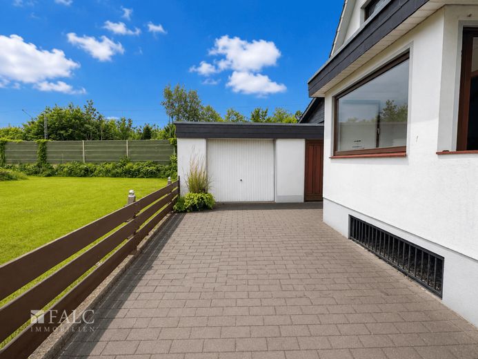 Gartenidylle mit Wintergarten-charmantes Einfamilienhaus zum Wohlfühlen in der Nähe von Langen – Ansicht auf die Garage