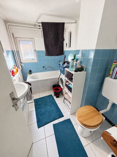 Nach WEG aufgeteiltes MFH, 4 Wohneinheiten, 2 vermietet, 1 frisch renoviert – EG/Apart, Bad