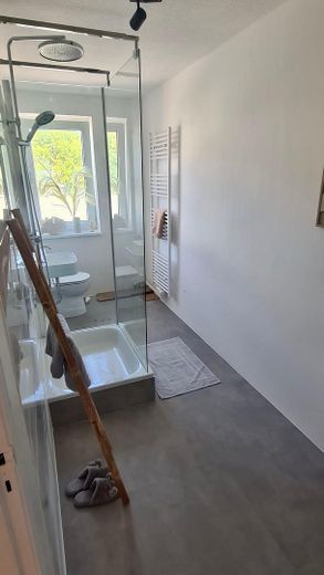 Moderne 2-Zimmerwohnung in zentraler Lage von Kiel Exerzierplatz - umfassend renoviert – Badezimmer