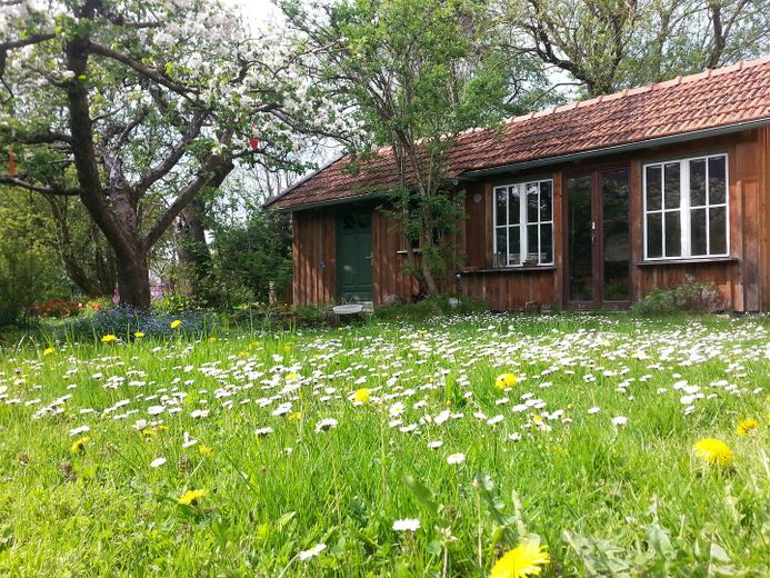 Arrivare. Respirare. Sentirsi a casa. Casa d'architetto in costruzione ecologica in legno – Gartenhaus 3 x 8 Meter