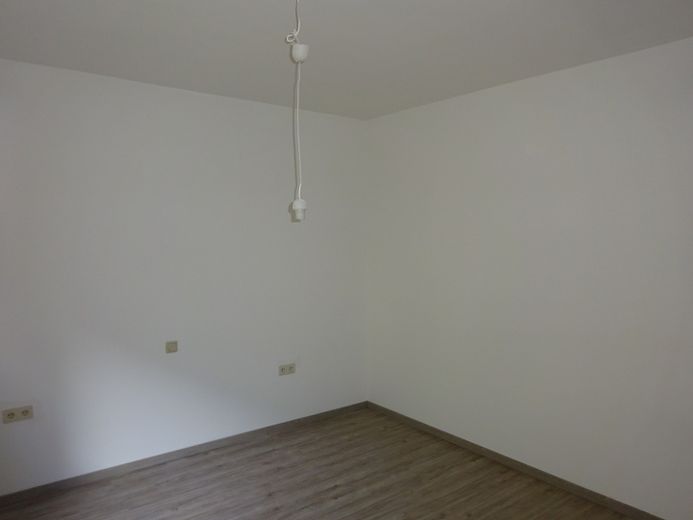 Appartement de plain-pied de 2,5 pièces avec cuisine, salle de bains, terrasse et buanderie – Schlafzimmer Bild 2