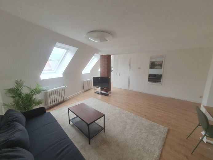 Möbliertes WG-Zimmer in top Lage – einfach einziehen! (Mittelstraße, DG-Maisionette) – Wohnzimmer