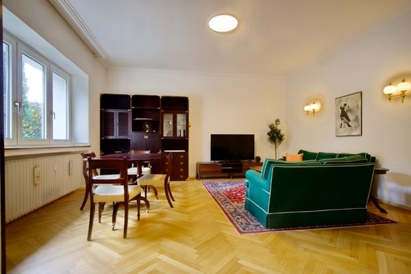 Möblierte 3-Zimmer-Wohnung mit Balkon und Einzelgarage, schöne und zentrale Lage in Düsseldorf